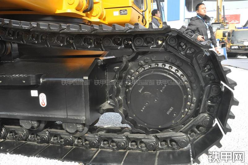 雷沃重工FR330挖掘机局部