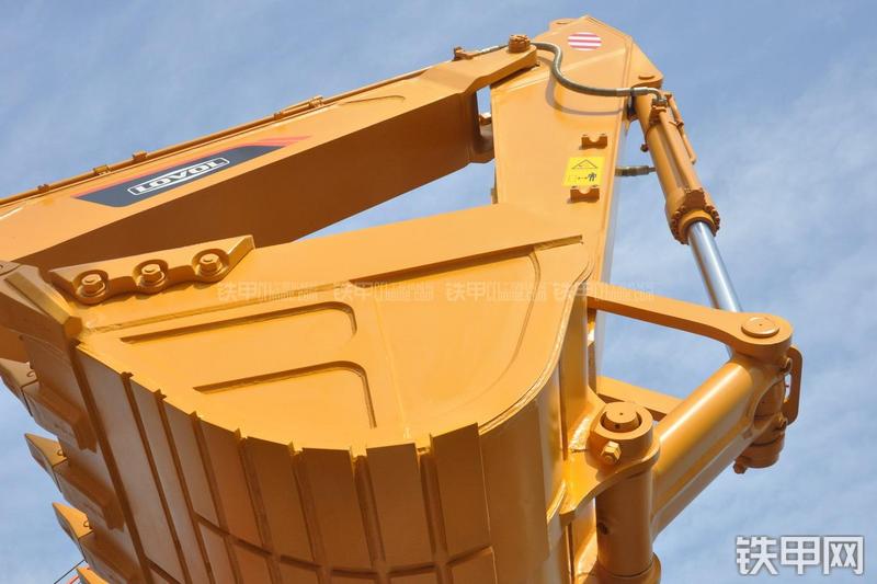 雷沃重工FR360-7挖掘机局部