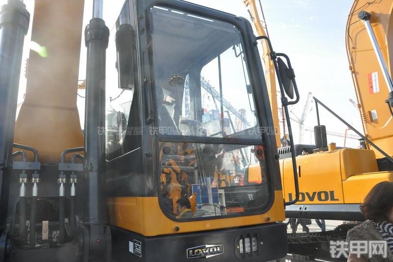 雷沃重工FR260-ETX挖掘机局部