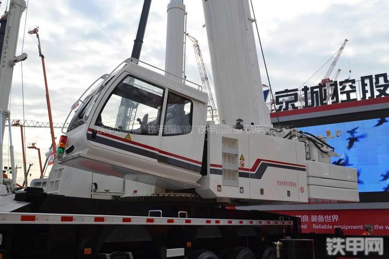 京城重工QAY160E起重机局部