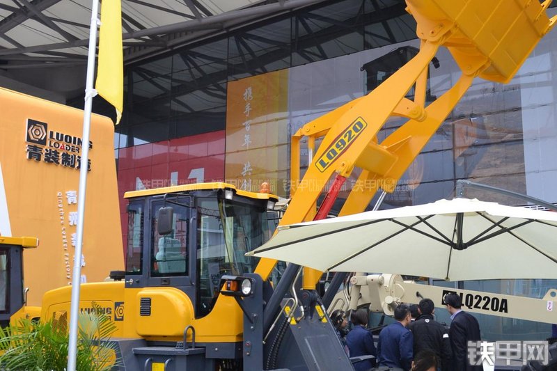 鲁青LQ920装载机局部