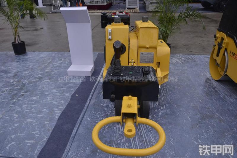 洛阳路通LTC8H压路机整机外观