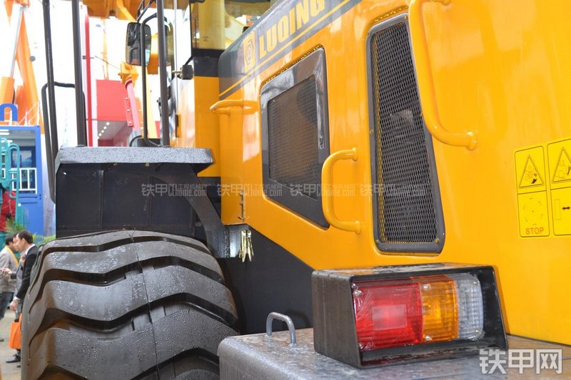 鲁青LQ968装载机局部