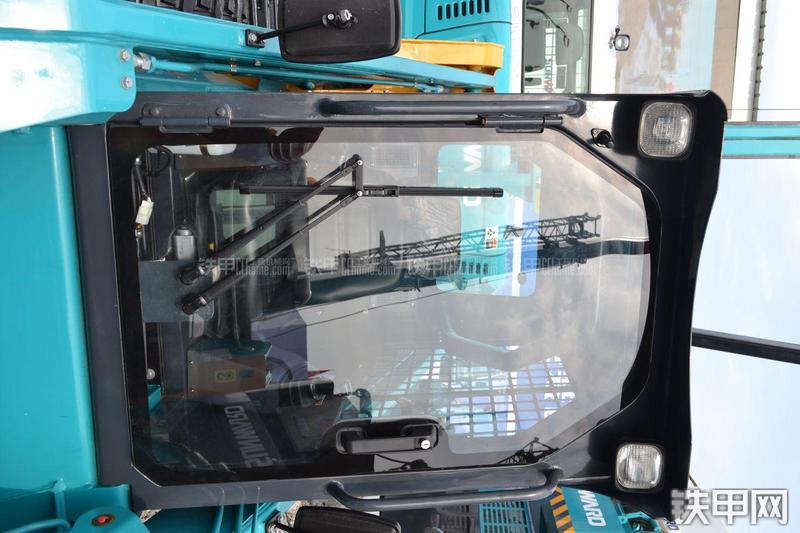 山河智能SWL3210滑移装载机局部