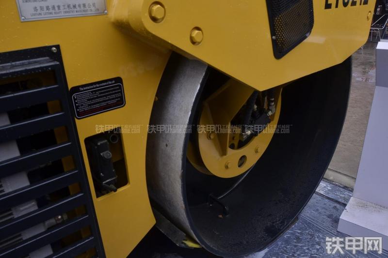 洛阳路通LTC212全液压压路机局部