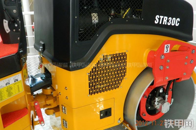 三一重工STR30C压路机局部