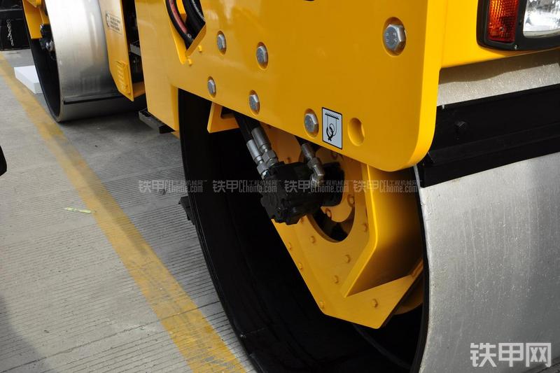 厦工XG612D压路机局部