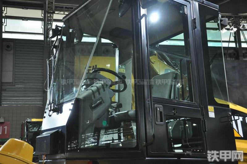 卡特彼勒CS76XT压路机局部