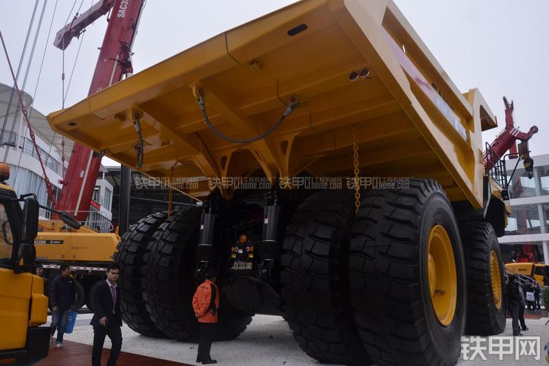 三一重工SET230非公路自卸车整机外观