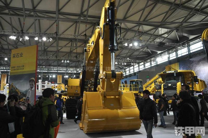 卡特彼勒390D液压挖掘机整机外观