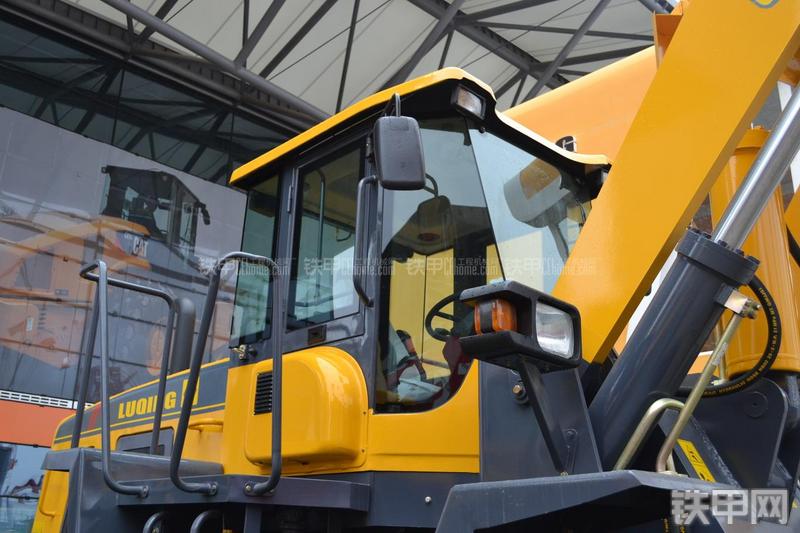 鲁青LQ968装载机局部