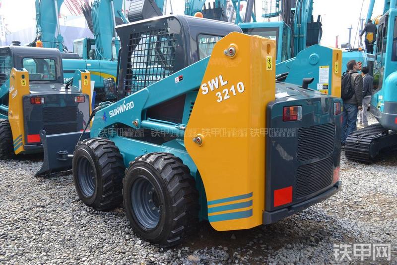 山河智能SWL3210滑移装载机局部