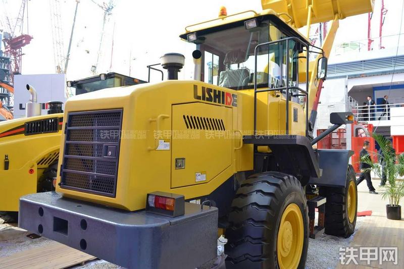 力士德CL938-2装载机局部