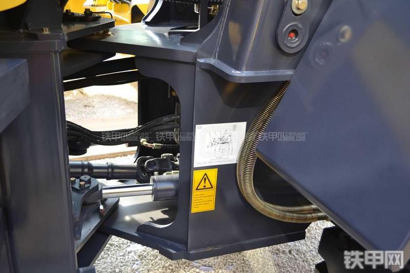 力士德CL938-2装载机局部