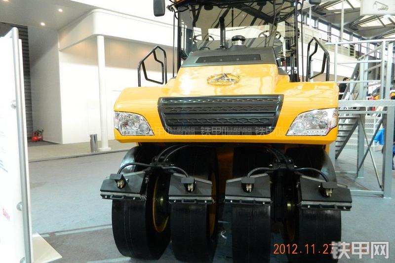 三一重工SPR260C压路机整机外观