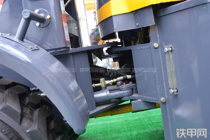 鲁青LQ915C装载机局部