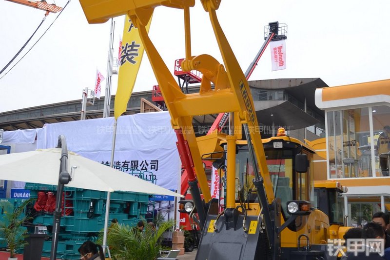 鲁青LQ920装载机局部