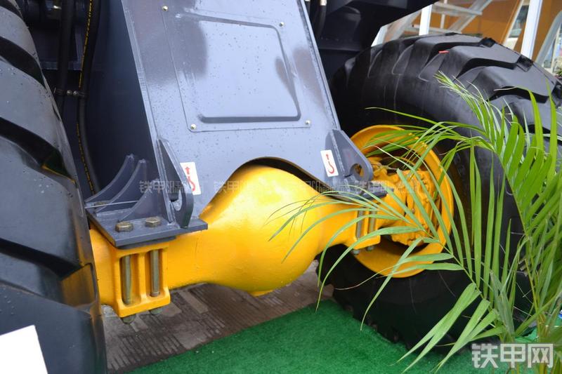 鲁青LQ968装载机局部