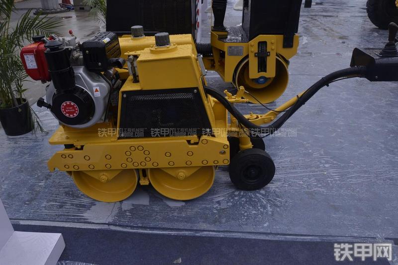 洛阳路通LTC8H压路机整机外观