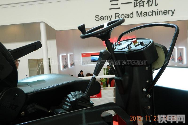 三一重工STR30C压路机局部