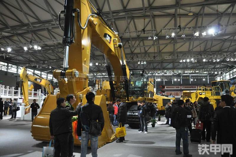 卡特彼勒390D液压挖掘机整机外观