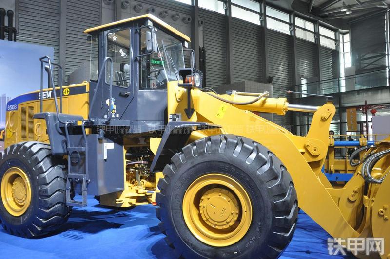 山工SEM650B装载机整机外观