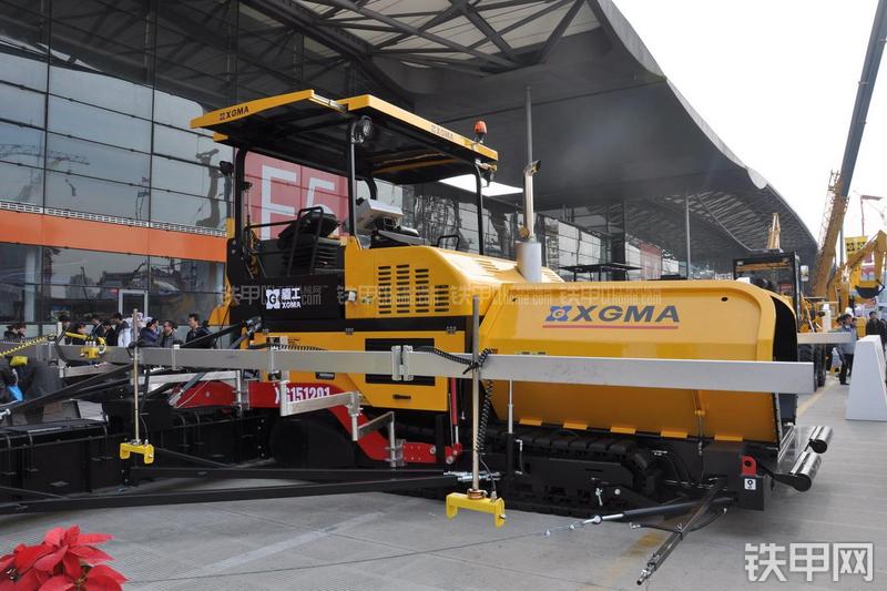 厦工XG151201沥青摊铺机整机外观