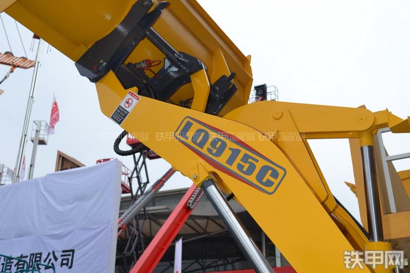 鲁青LQ915C装载机局部