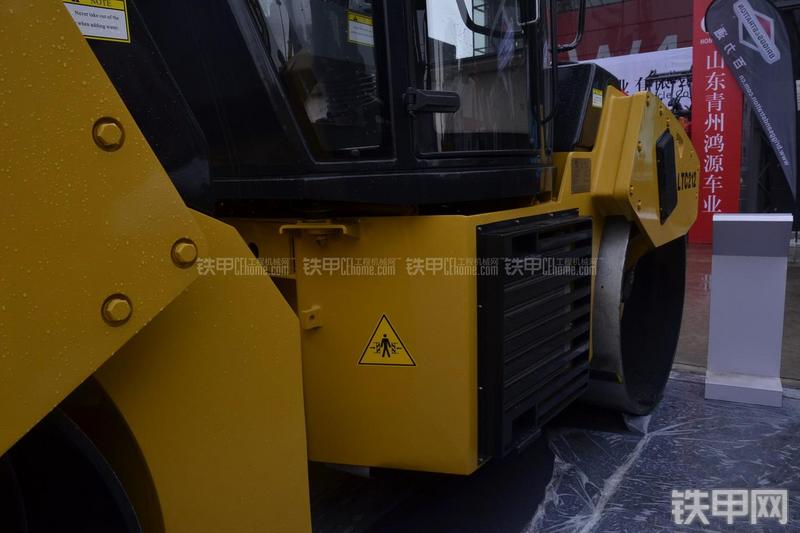 洛阳路通LTC212全液压压路机局部