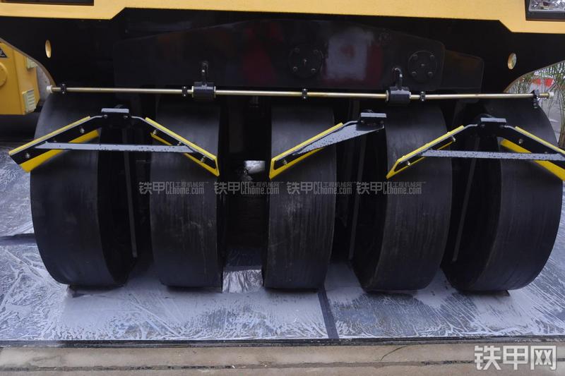 洛阳路通LTP2030H压路机局部