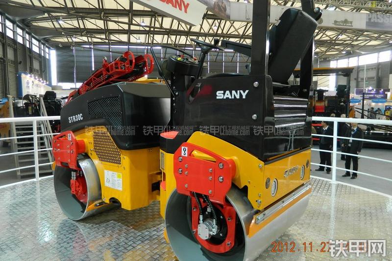 三一重工STR30C压路机局部