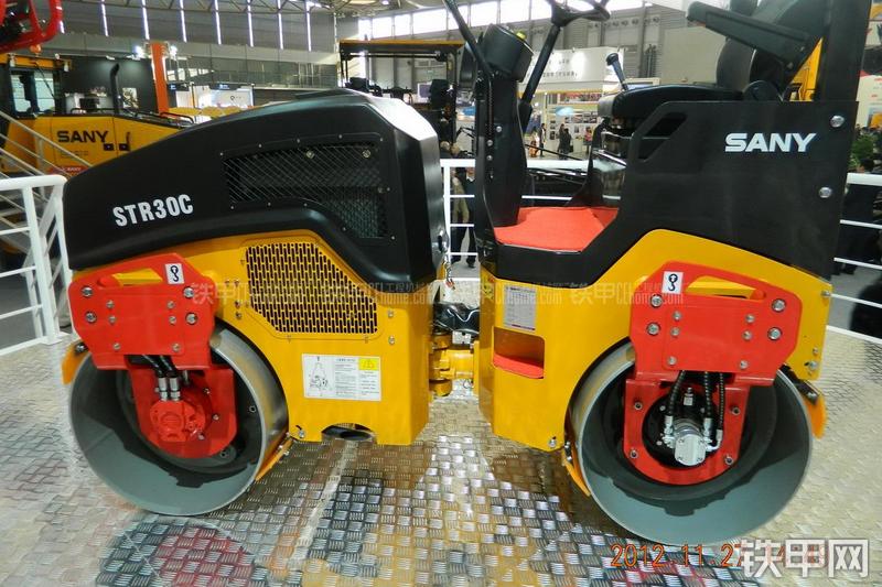三一重工STR30C压路机局部