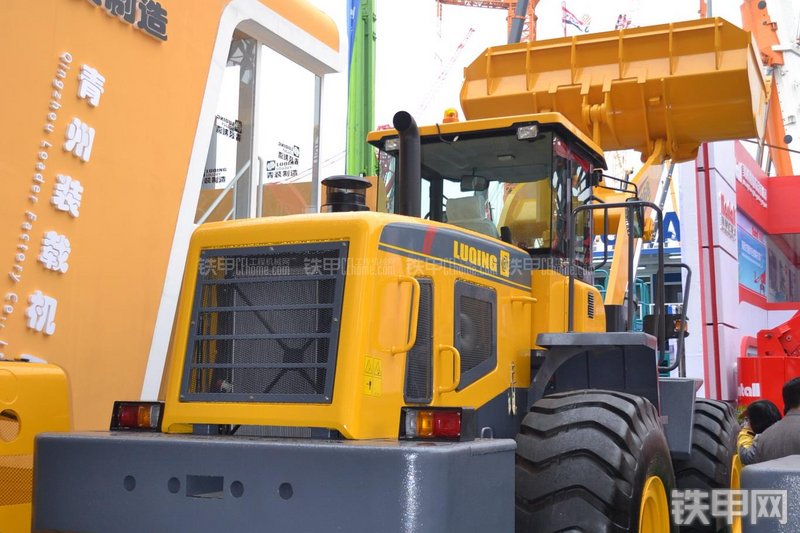 鲁青LQ968装载机局部