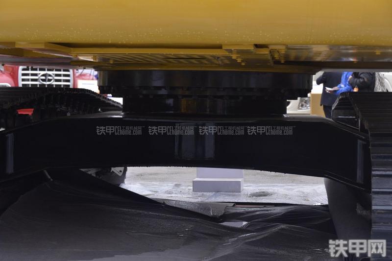 洛阳路通LT230挖掘机局部