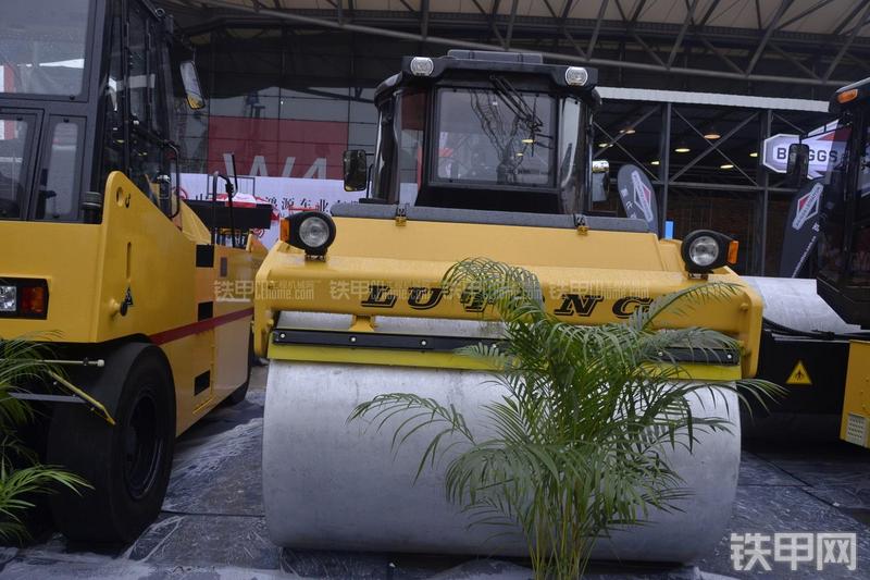 洛阳路通LTC212全液压压路机局部