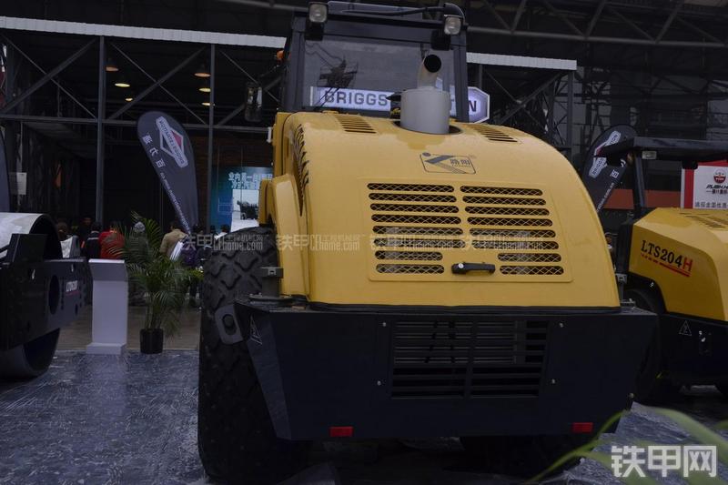 洛阳路通LTS214H全液压压路机局部