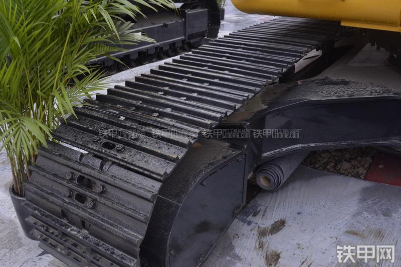 洛阳路通LT230挖掘机局部