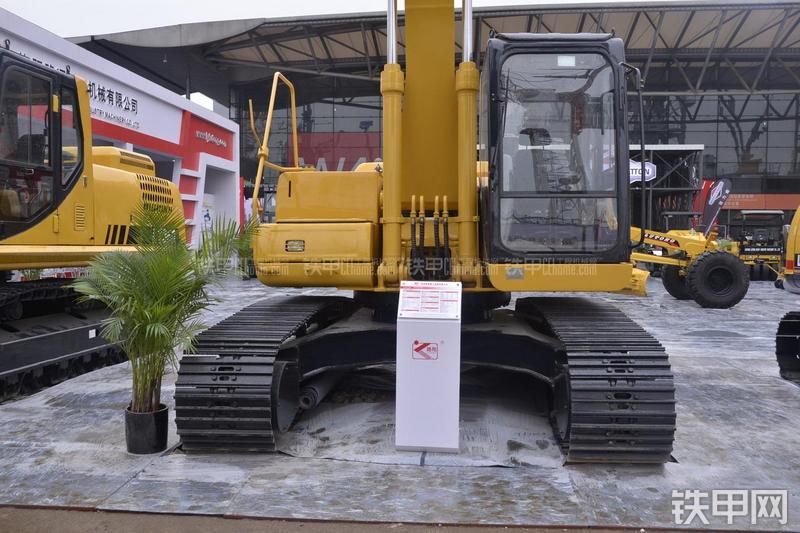 洛阳路通LT230挖掘机局部