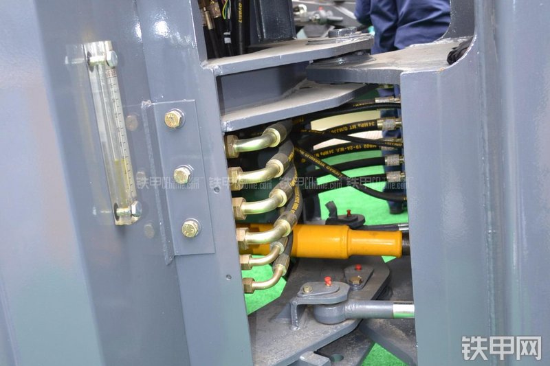 鲁青LQ920装载机局部