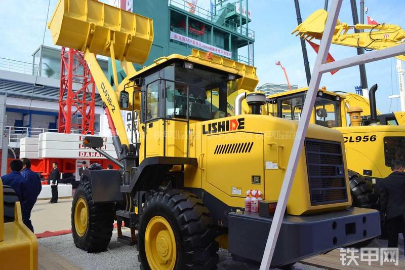 力士德CL938-2装载机整机外观