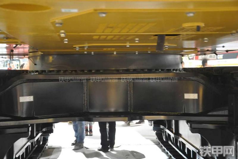 卡特彼勒390D液压挖掘机局部