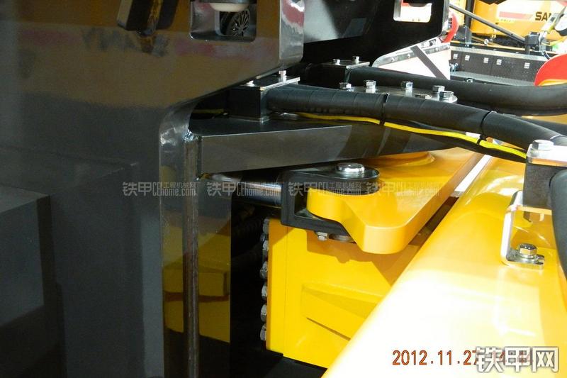 三一重工SSR360压路机局部