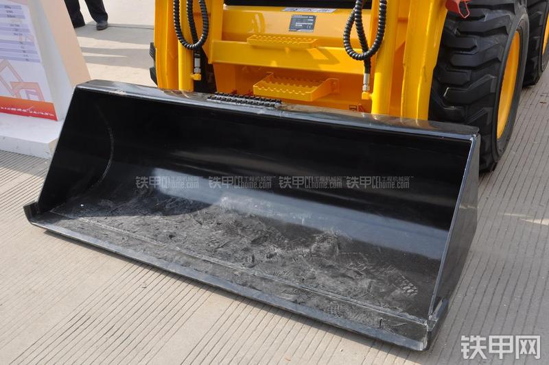 厦工S08V滑移装载机局部