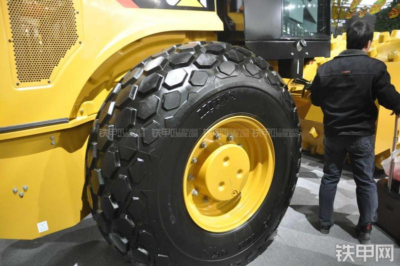 卡特彼勒CS76XT压路机局部