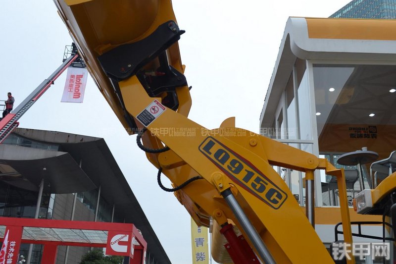 鲁青LQ915C装载机局部