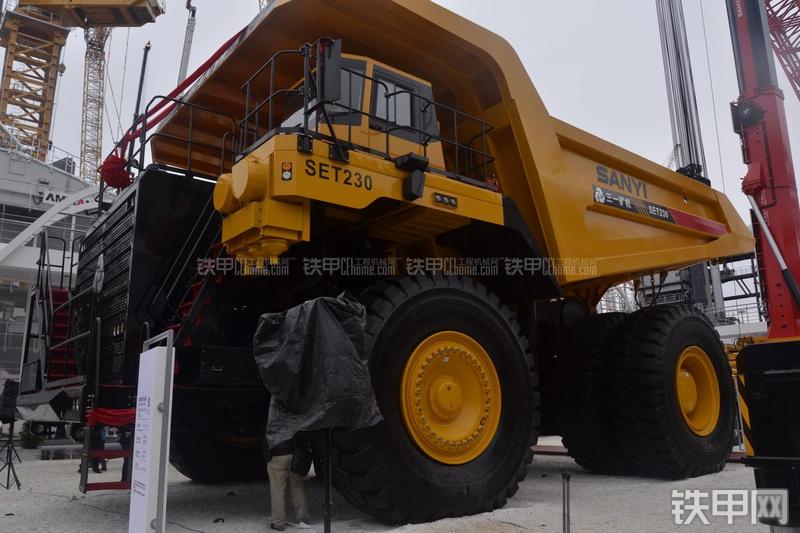 三一重工SET230非公路自卸车整机外观