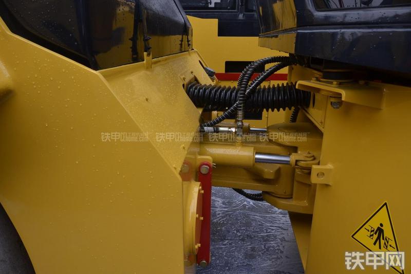 洛阳路通LTC212全液压压路机局部