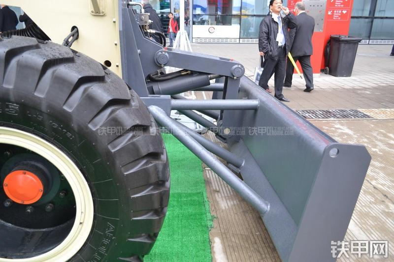 鲁青LQ220A平地机局部