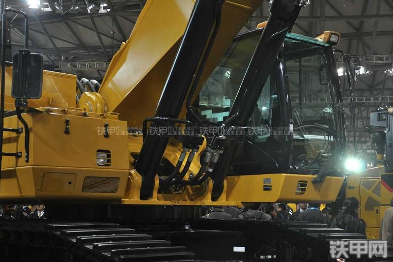 卡特彼勒374DL挖掘机局部