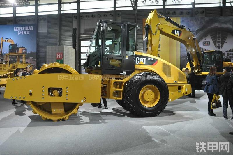 卡特彼勒CS76XT压路机整机外观